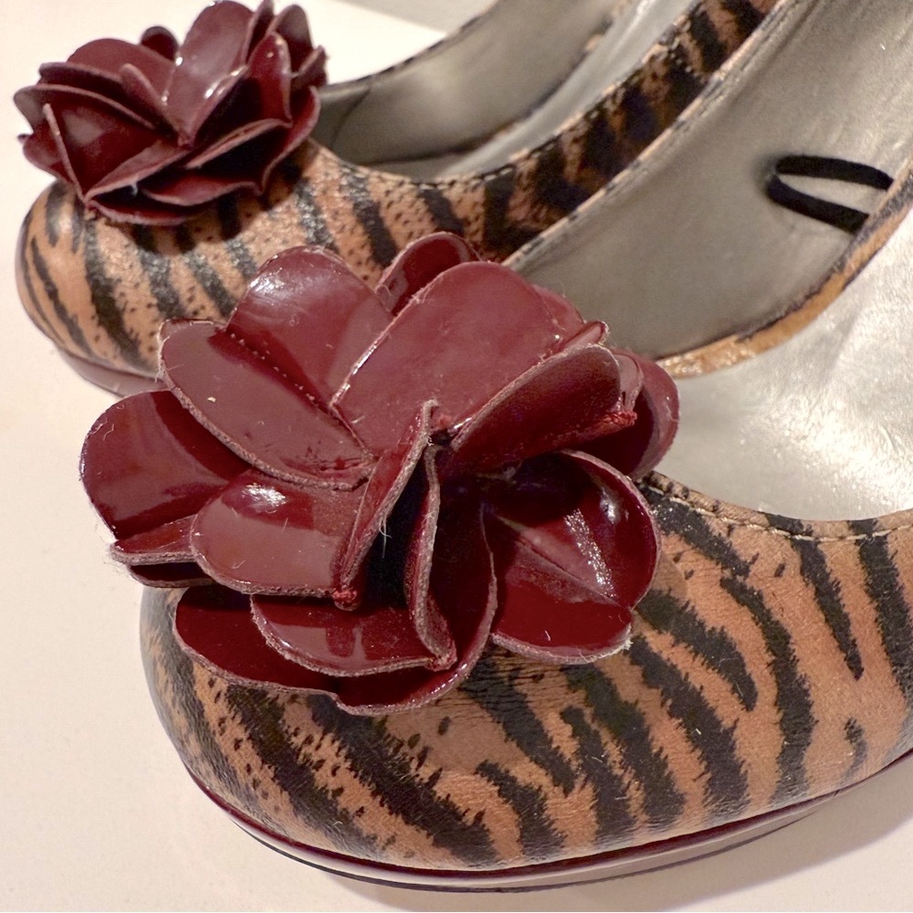 👠 Madden Girl Tiger Print & Burgundy Patent Leather Heels - Picture 9 of 12